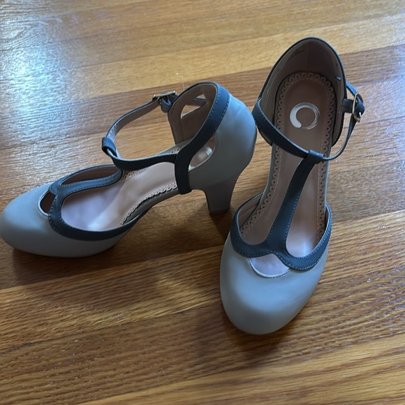 Journee Collection Siri T-strap shoes grey. Never worn. New in box. W 7.5 - Picture 2 of 6